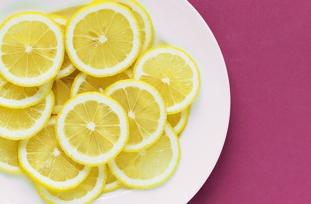 Il limone contiene vitamina C, che stimola la potenza