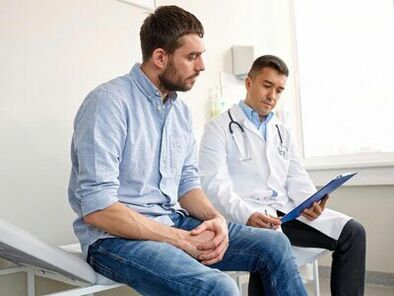 Il medico aiuta l'uomo a determinare la causa della secrezione patologica dall'uretra