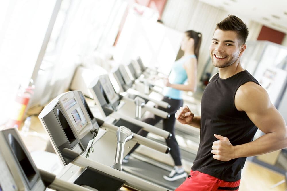 Gli esercizi cardio aiutano un uomo ad accelerare la circolazione sanguigna